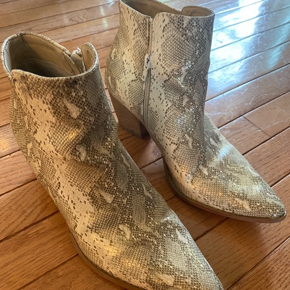 Coconuts by Matisse Gold Booties - Picture 2 of 7